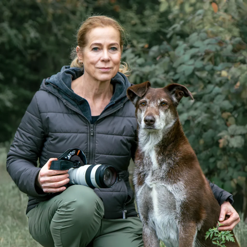 Bettina Kindermann mit der Hündin Choco, die Sony-Kamera in der Hand