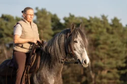 Pferd-Mensch-Paar in der Kirchdorfer Heide bei sanfter März-Sonne